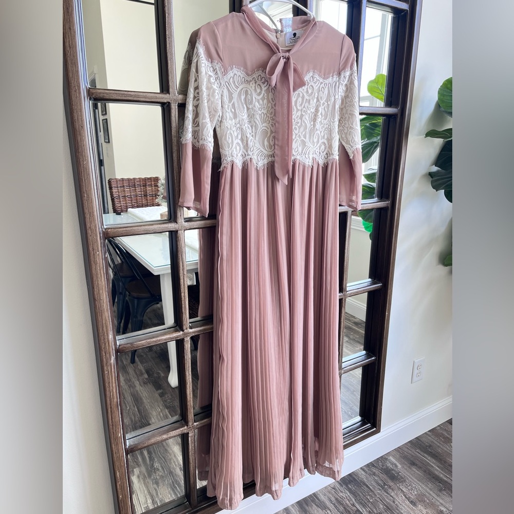 Dainty Jewels Lace and Pleated Maxi Dress Ladies Size Small
